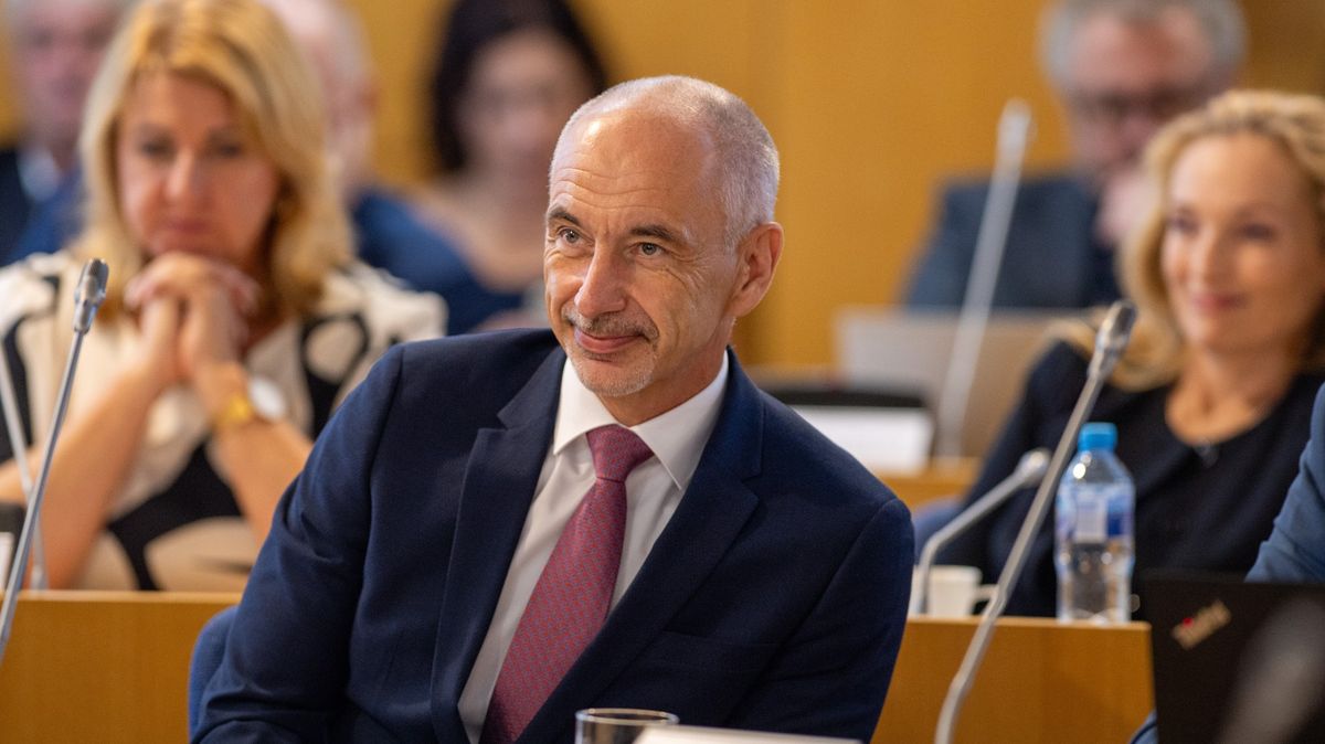 Hejtmani a nezávislí. Kuba šikuje renegáty a straší ODS